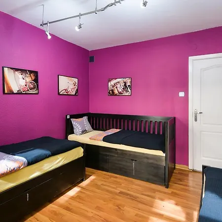 Friends Old Town Hostel *